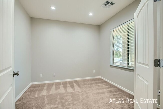 Building Photo - 970 W Deoni Trail