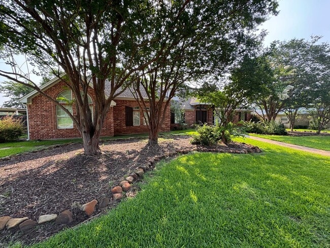 Building Photo - Beautiful Corner Lot Estate