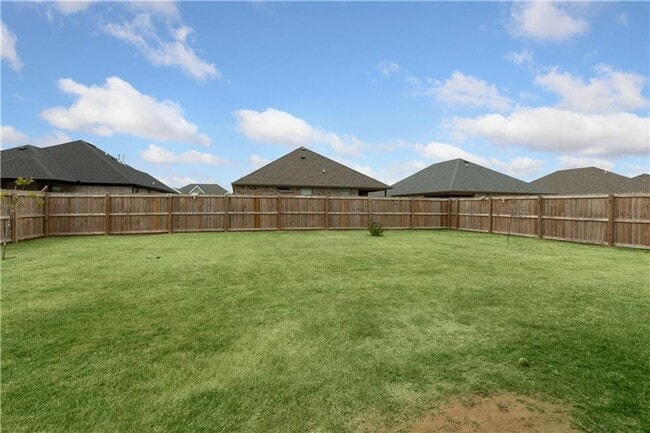 Building Photo - Great home perfect for backyard entertaining