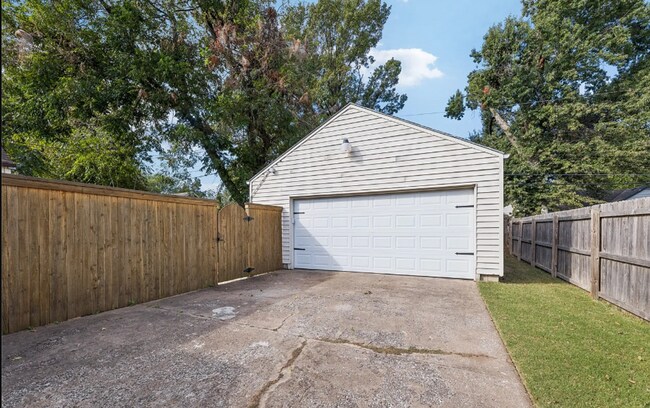 Building Photo - 2 Bed | 2 Bath Near TU!