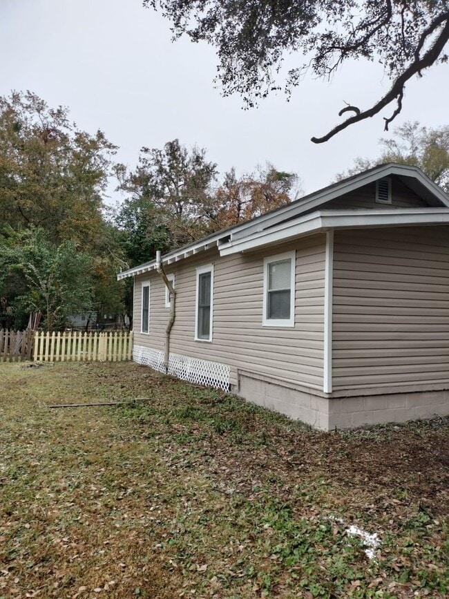 Building Photo - Fully Renovated 3/1 Single Family Ready to Move In!