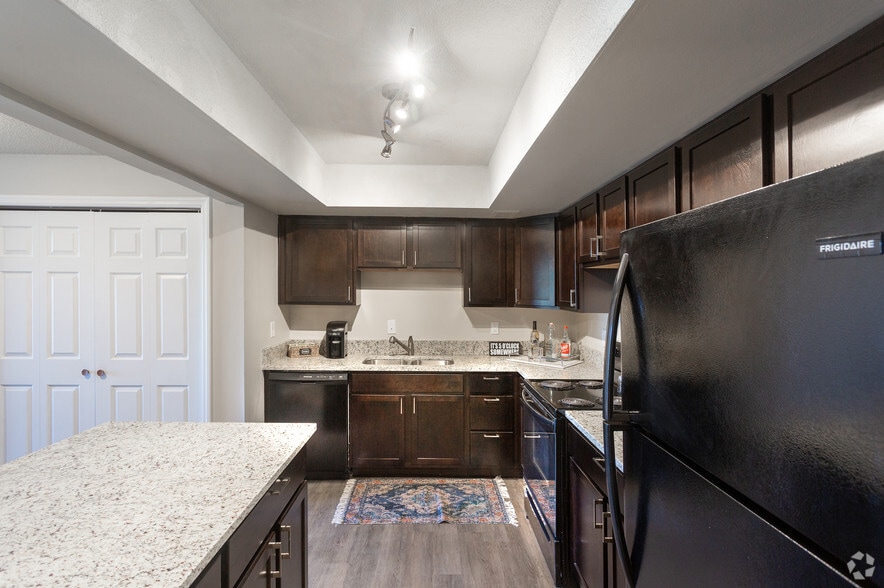 2BR, 2BA - 1000 SF - Edgewater Apartments