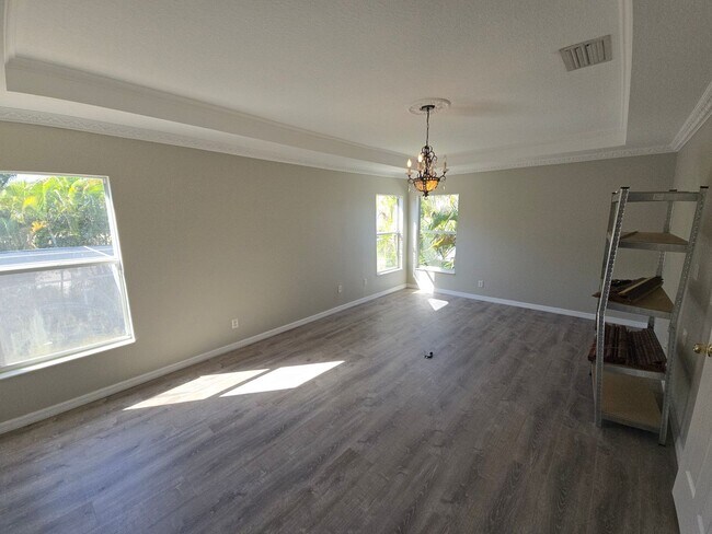 Building Photo - Newly Renovated 4/3 w/pool