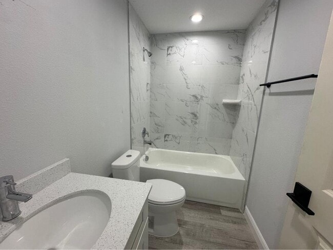 Building Photo - 5 Dogwood Ct