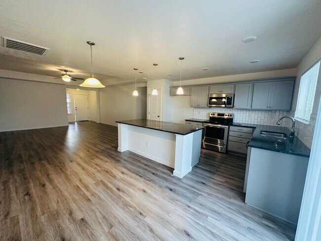 Building Photo - Beautiful Modern Home! Built Just 4 Years ...