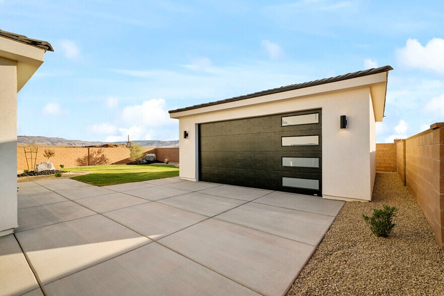 Building Photo - 6068 S White Trails Dr