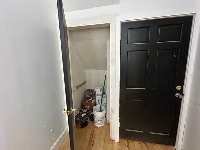 Building Photo - 2823 W Girard Ave