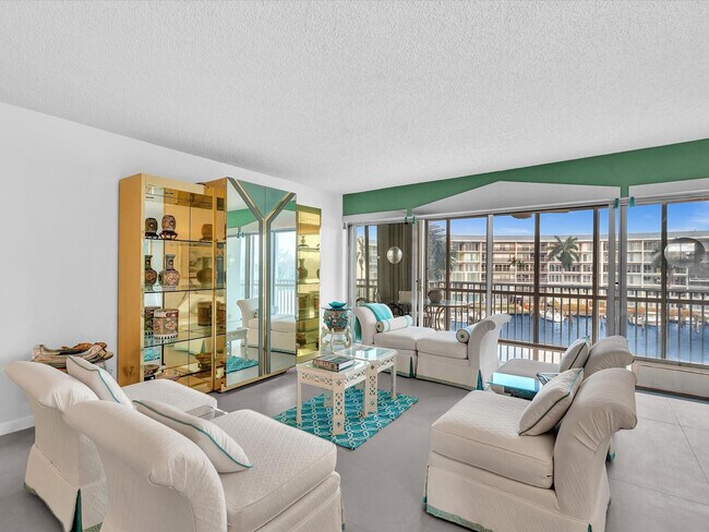 Building Photo - 1537 E Hillsboro Blvd