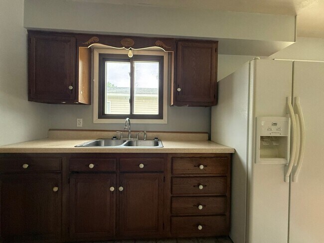Building Photo - Spacious three bedroom one bath located on the southside.