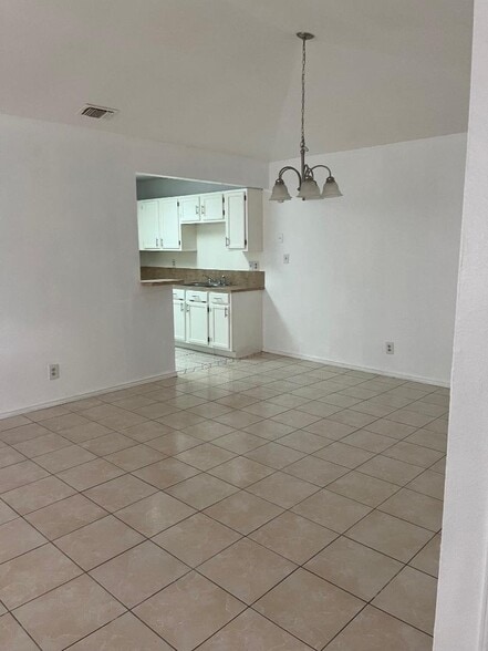 Building Photo - 1802 Bobcat Ln