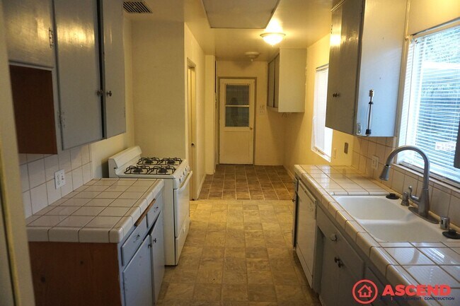 Building Photo - 2112 Kingston Pl