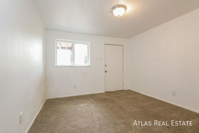 Building Photo - TWO WEEKS FREE RENT! Cozy 2 Bedroom, 1 Bat...