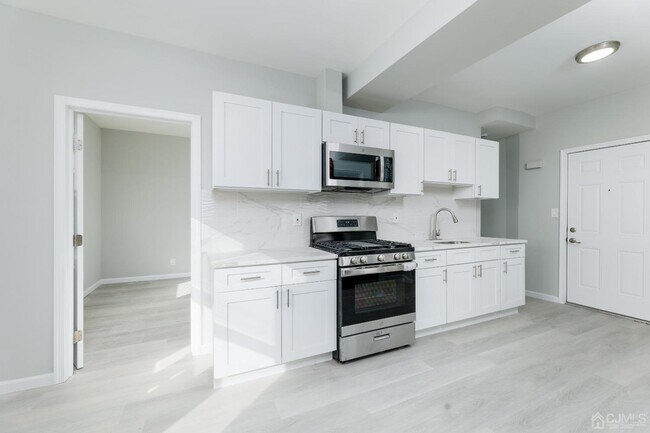 Building Photo - 8 E Green St