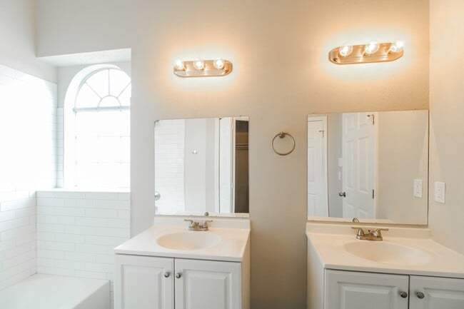 Building Photo - 1806 Courtside Pl Dr