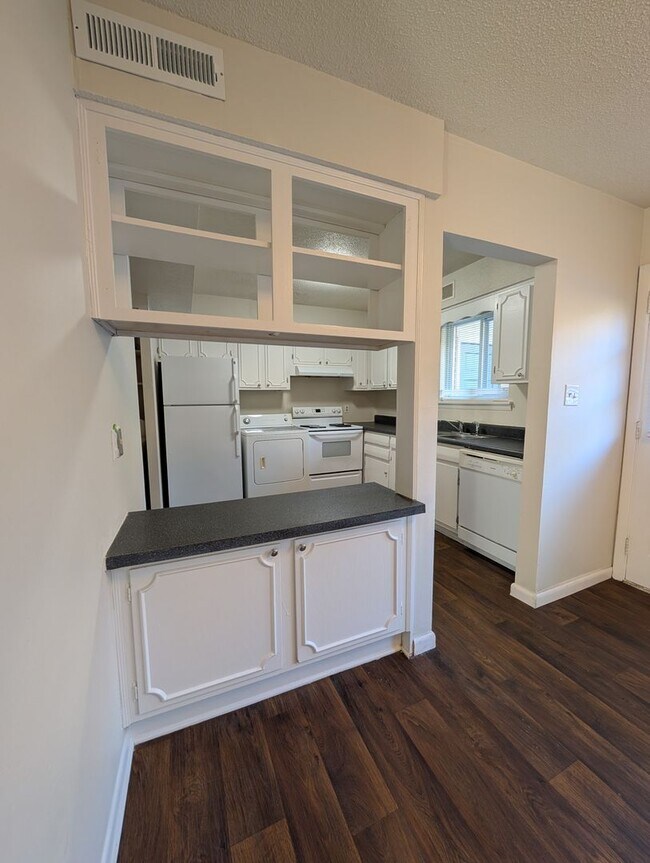 Building Photo - 2 Bedroom Walking Distance to NCSU!