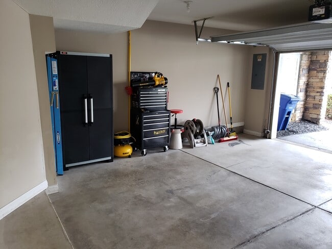Building Photo - 1059 Bluffway Dr