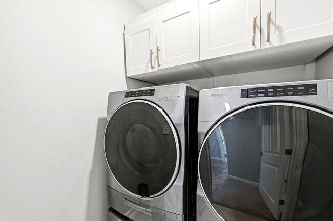 Building Photo - This beautiful - like new, energy efficient home in Grayson Park!