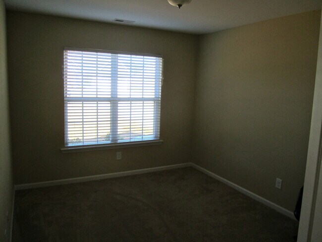 Building Photo - Near new home in comfortable family community