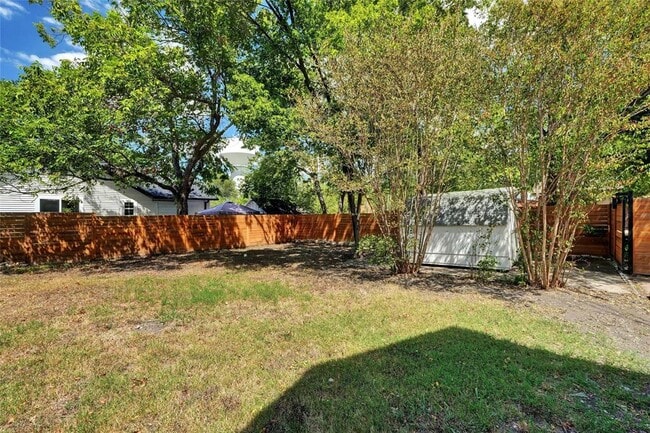 Building Photo - 1102 Hackberry St