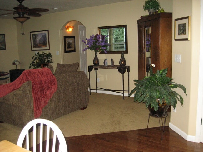 Building Photo - 657 Spring Valley Dr