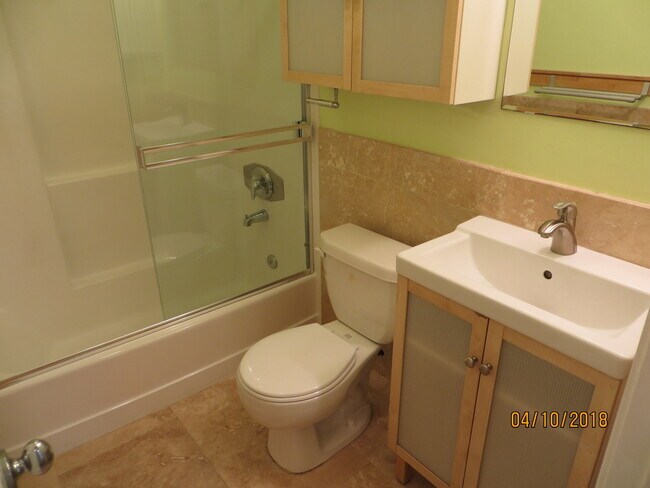 Building Photo - Delightful One Bedroom Condo in Pacific Beach