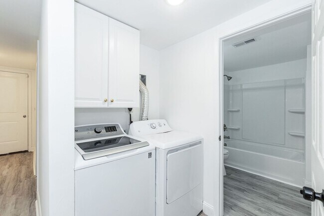 Building Photo - Three Bedroom Home