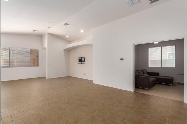 Building Photo - 15273 W Edgemont Ave