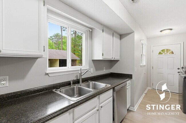 Building Photo - 12 Robin Way