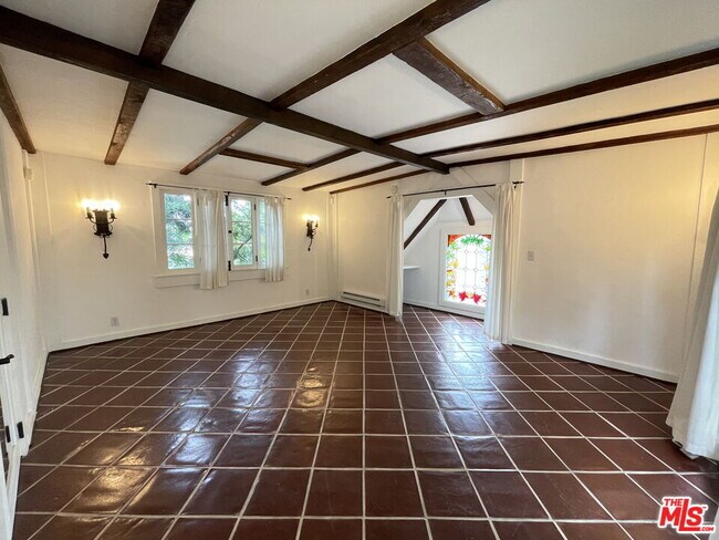 Building Photo - 2667 Lake View Terrace E