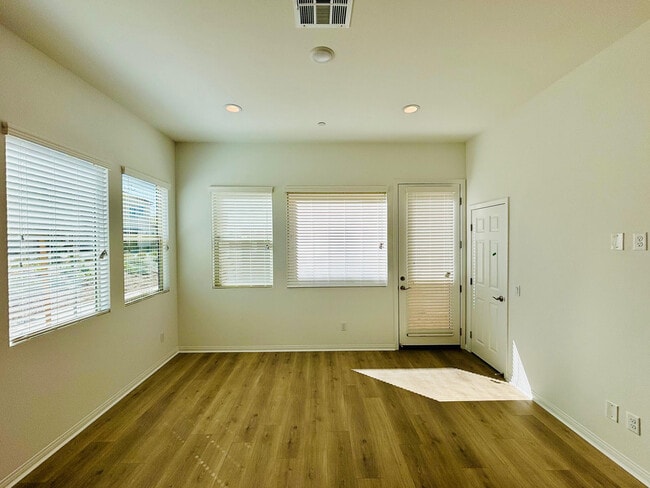 Building Photo - 27366 Hyland Ct