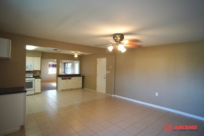 Building Photo - Charming home is Oildale!