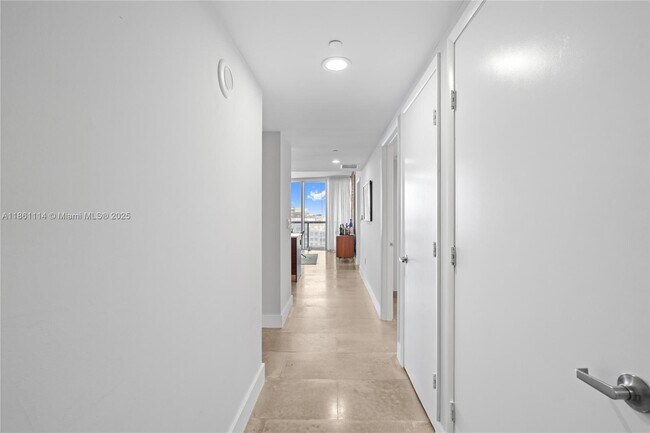 Building Photo - 465 Brickell Ave