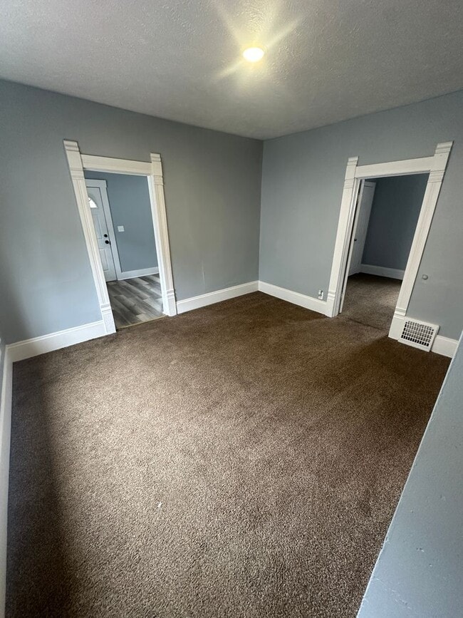 Building Photo - 4 Bed / 2 Bath Sunroom, Updated Kitchen & Spacious Layout!