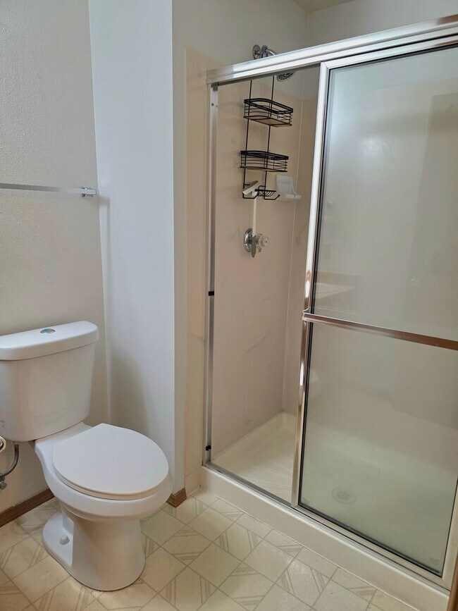 Building Photo - Federal Way tri-level rental home - 3 bedroom plus den, 3 bathrooms, 2 car garage, Available NOW!