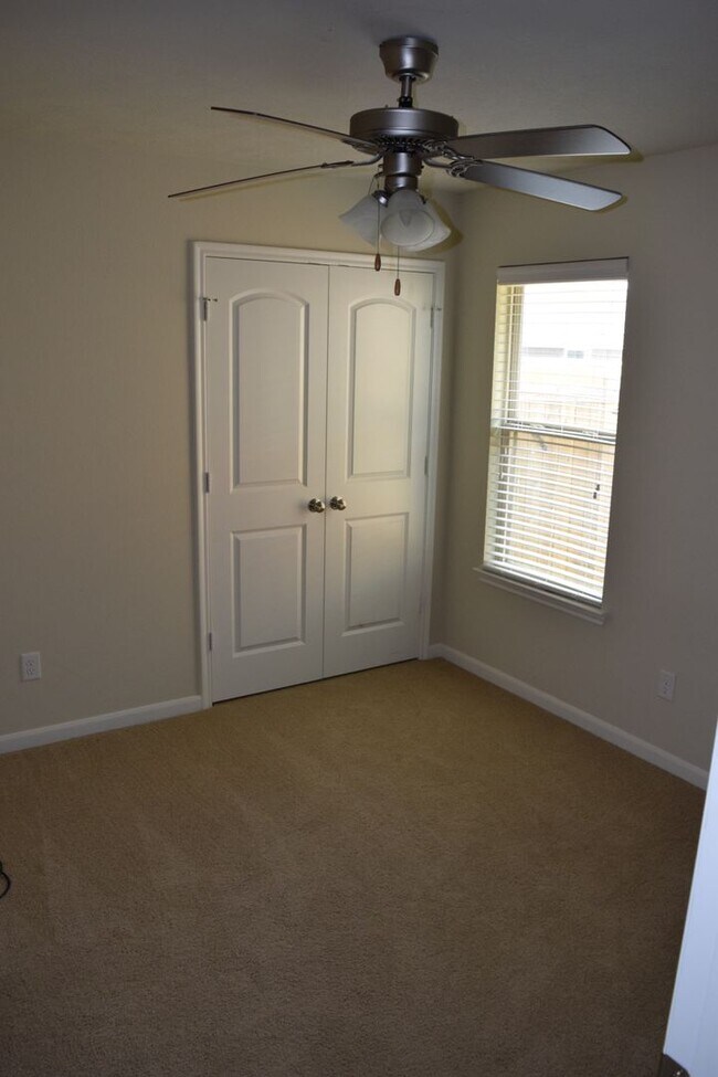 Building Photo - Stunning 3 Bed, 2 Bath in Creek Meadows!
