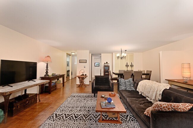 Building Photo - Beautiful 2-bed, 2-bath condo in Seattle f...