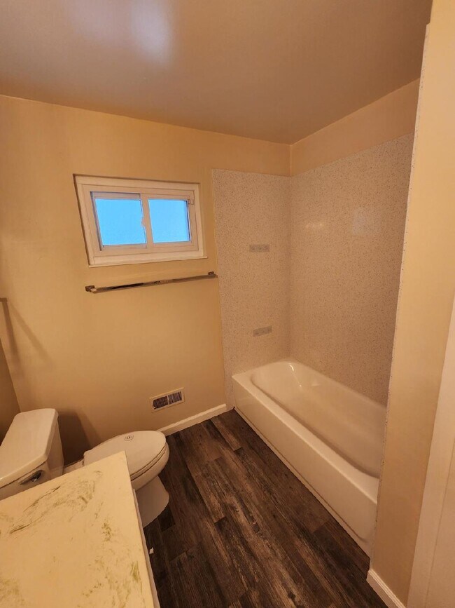 Building Photo - 324 Brookside Dr