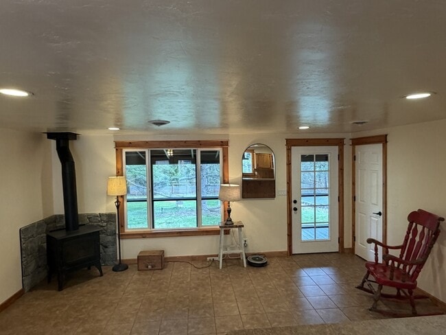 Building Photo - 7429 W Evans Creek Rd