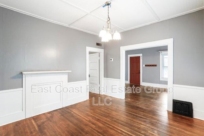 Building Photo - 208 N Mary St