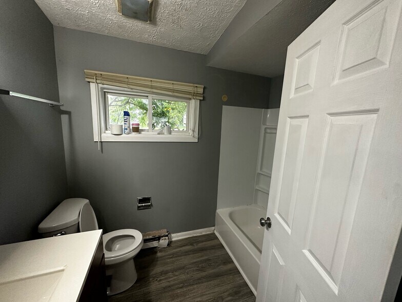 Building Photo - 332 Lake Rd