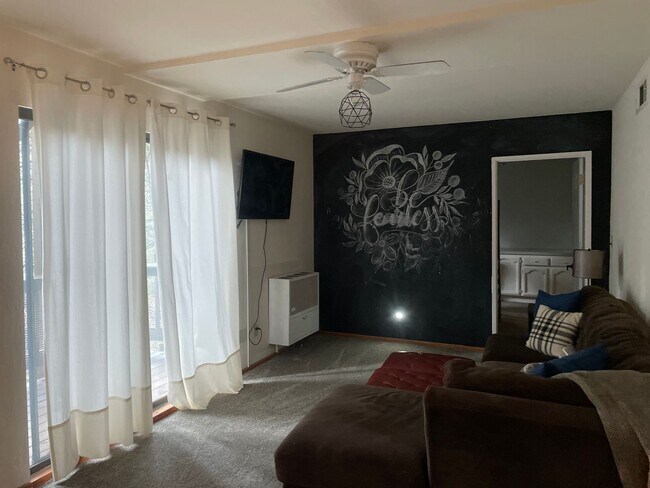 Building Photo - Large home level entry with garage.