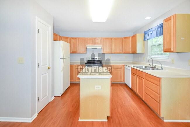 Building Photo - 740 Sweet Creek Dr