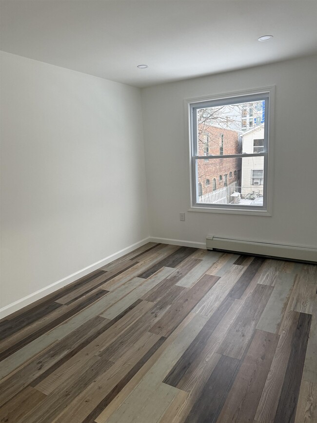 Building Photo - 360 Whiton St