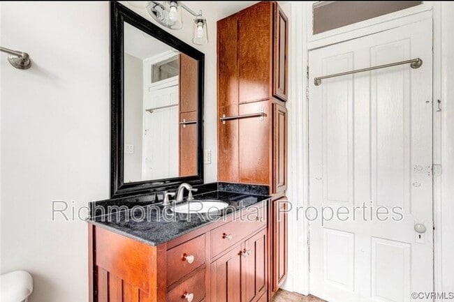 Building Photo - 1302 W Cary St