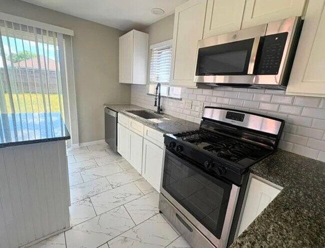 Building Photo - 2519 Silver Cypress Dr