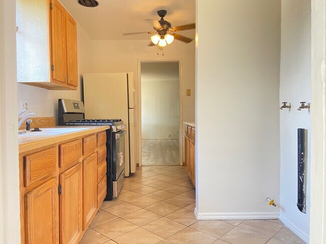 Building Photo - Cozy 3 Bedroom and 1 Bathroom in a good ar...