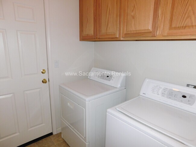 Building Photo - Spacious Elk Grove 3bd/2ba House with 2 Ca...