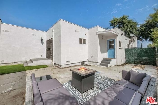 Building Photo - 612 W 105th St