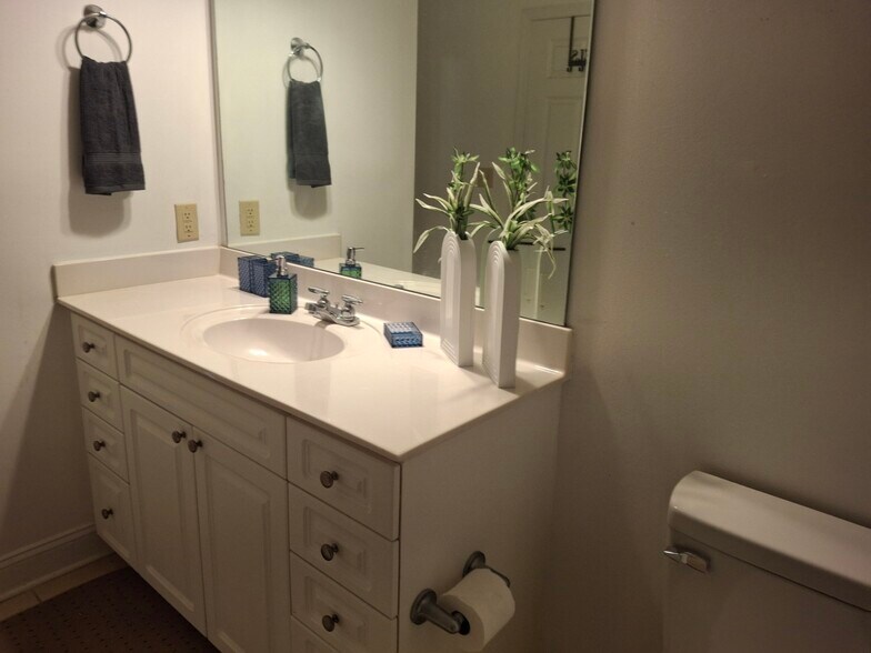 Building Photo - 300 W 5th St