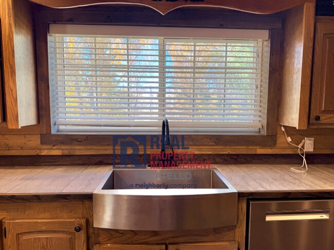 Building Photo - Beautiful 5 bed 2 bath country living - 5+...